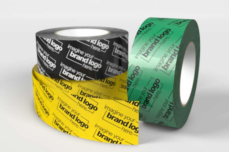 Drei Rollen Klebeband in Schwarz, Grün und Gelb mit vollflächig bedrucktem Trägermaterial als Muster für individuelle Private-Label-Designs.