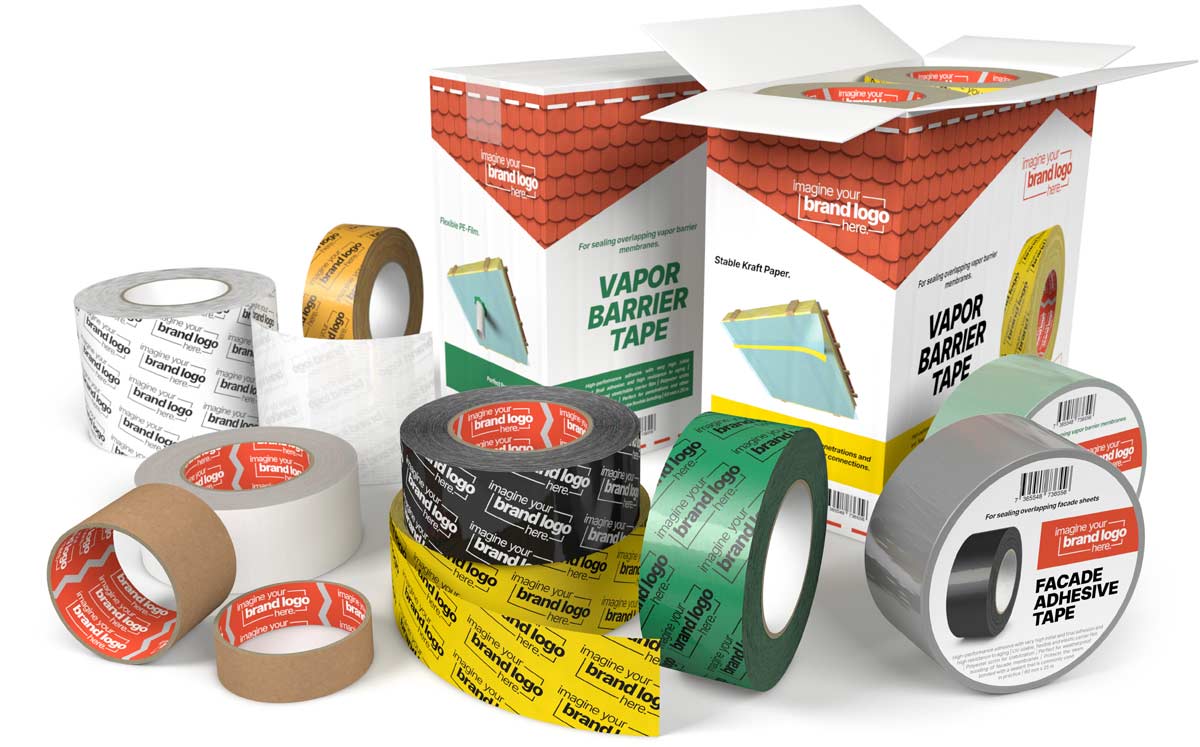 Verschiedene Rollen Klebeband und Kartons, vorwiegend aus dem Bereich Steildachabdichtung, als Beispiel für individuell bedruckte Private-Label-Produkte.